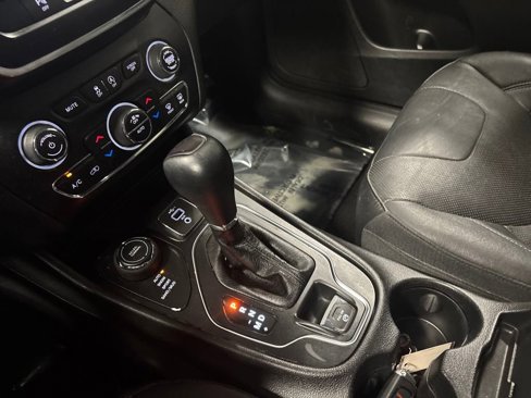 Used 2021 Jeep Cherokee Latitude Lux w/ Comfort/Convenience Group image 19