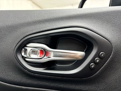 Used 2019 Jeep Cherokee Limited image 17
