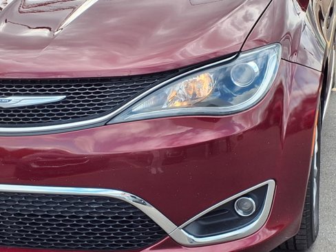 Used 2018 Chrysler Pacifica Touring-L Plus image 33