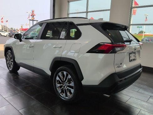 Used 2020 Toyota RAV4 XLE Premium image 5
