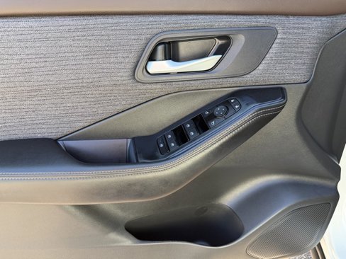Used 2023 Nissan Rogue SV image 16