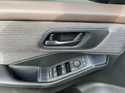 Used 2022 Nissan Rogue S image 11