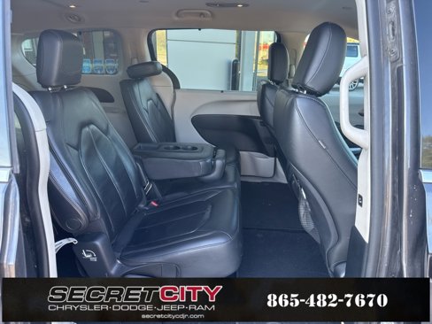 Used 2017 Chrysler Pacifica Touring-L image 14