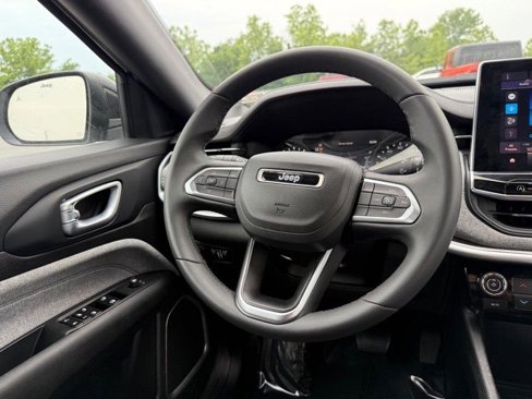 Used 2024 Jeep Compass Latitude image 12
