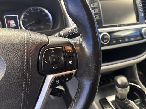 Used 2017 Toyota Highlander LE image 17