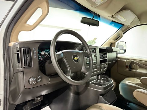 Used 2018 Chevrolet Express 3500 image 10