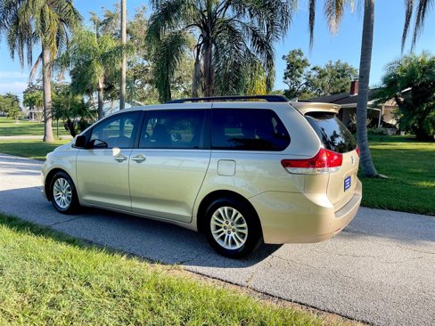 Used 2014 Toyota Sienna XLE image 18