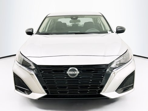 Used 2024 Nissan Altima 2.5 SV image 2