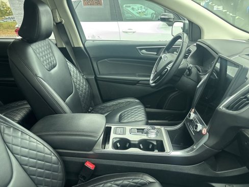 Used 2023 Ford Edge Titanium image 2