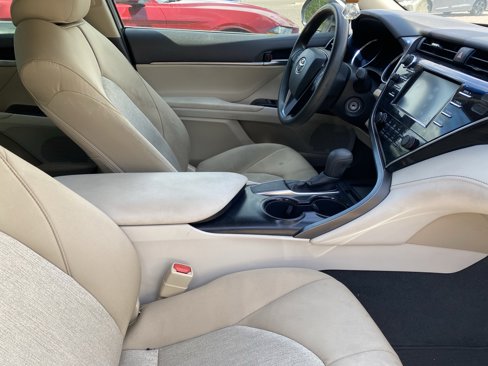 Used 2018 Toyota Camry LE image 4