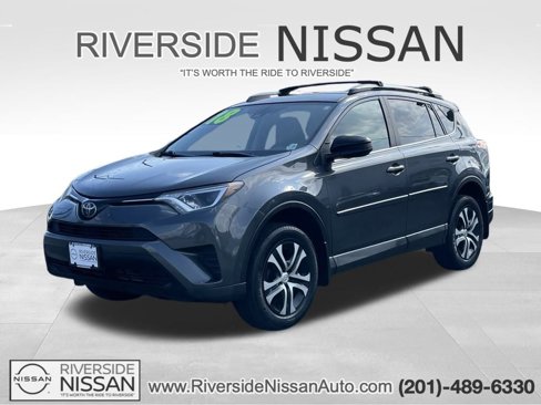 Used 2018 Toyota RAV4 LE image 1