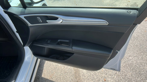 Used 2020 Ford Fusion SE image 18