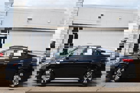 Used 2017 Kia Optima Premium w/ Hybrid Convenience Package image 3