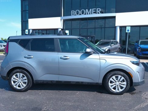 Used 2023 Kia Soul LX image 2