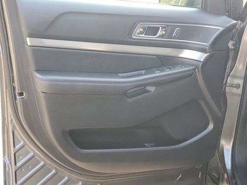 Used 2018 Ford Explorer XLT image 9