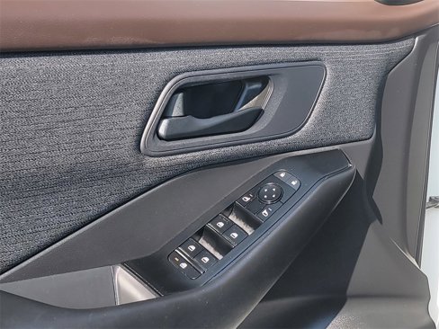 Used 2023 Nissan Rogue S image 14