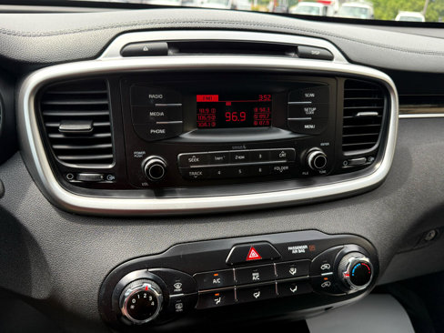Used 2017 Kia Sorento L image 23