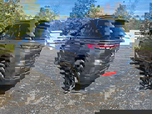 Used 2024 Jeep Grand Cherokee Altitude image 3