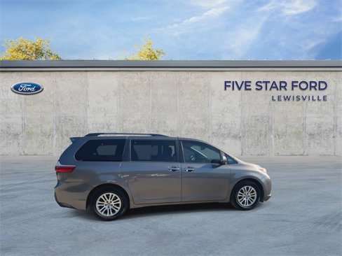 Used 2017 Toyota Sienna XLE Premium image 8