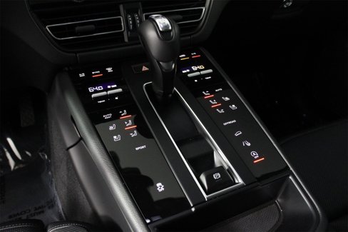 Certified 2025 Porsche Macan image 18