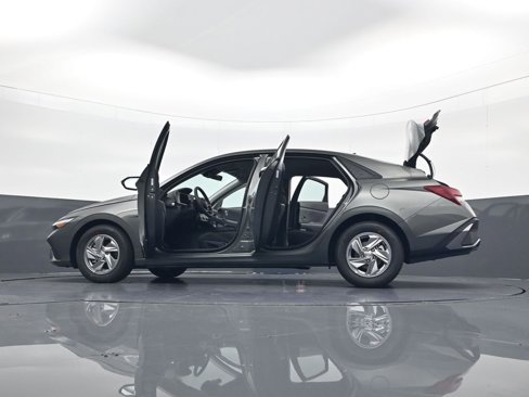New 2025 Hyundai Elantra SE image 34