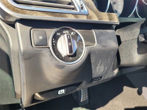 Used 2015 Mercedes-Benz E 400 Sedan w/ Lighting Package image 19