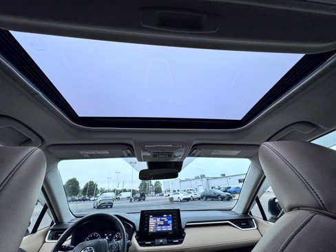 Used 2020 Toyota RAV4 XLE Premium image 19