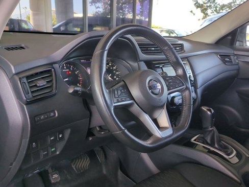 Used 2018 Nissan Rogue SV image 2