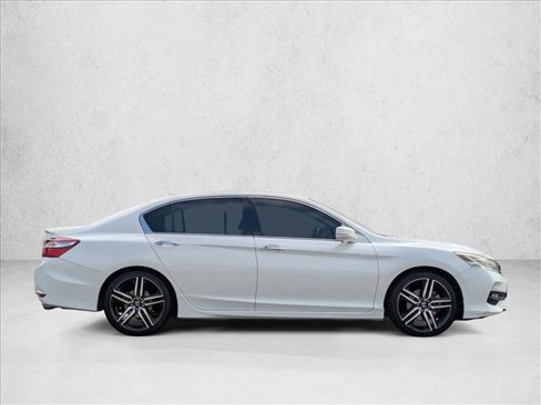 Used 2017 Honda Accord Touring image 4