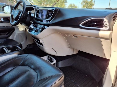 Used 2019 Chrysler Pacifica Touring-L image 10