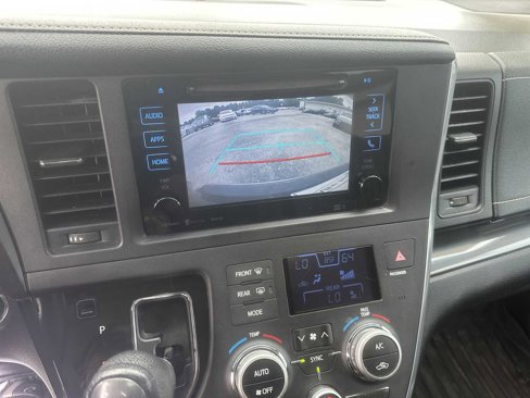 Used 2016 Toyota Sienna SE Premium image 16