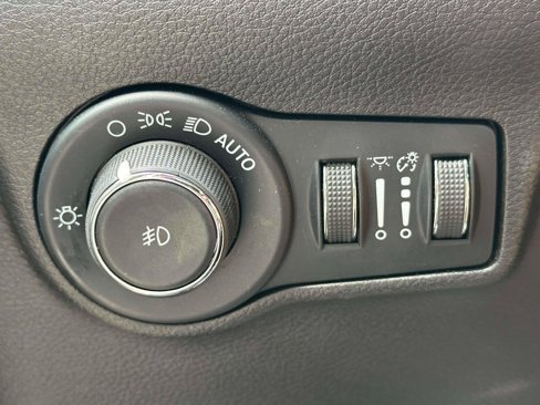 Used 2022 Jeep Compass Limited image 19