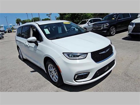Used 2023 Chrysler Pacifica Touring-L image 27