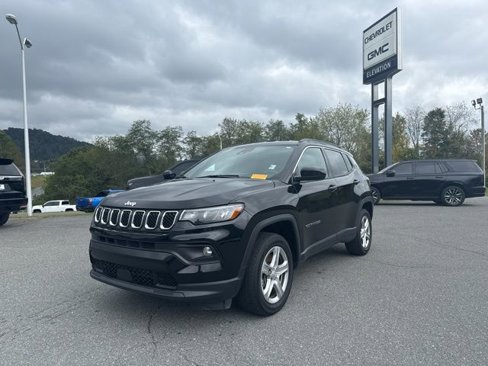 Used 2023 Jeep Compass Latitude image 1