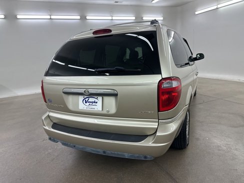 Used 2005 Chrysler Town & Country Limited image 11