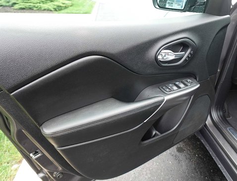 Used 2020 Jeep Cherokee Limited image 12