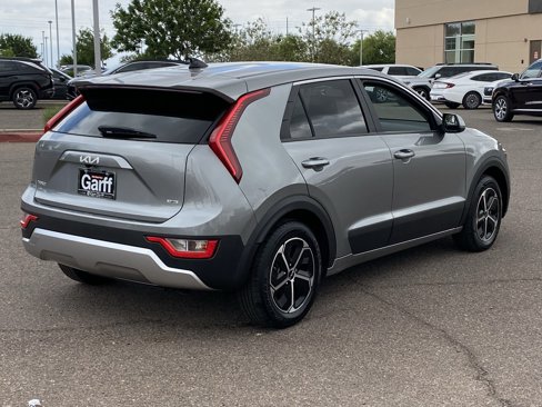 Used 2023 Kia Niro LX image 3