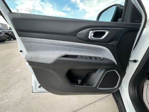 New 2025 Jeep Compass Latitude image 15