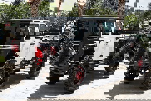 Used 2017 Jeep Wrangler Unlimited Sahara w/ Connectivity Group image 8