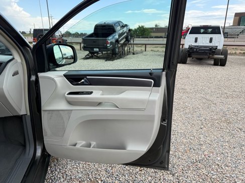 Used 2010 Volkswagen Routan SE image 9