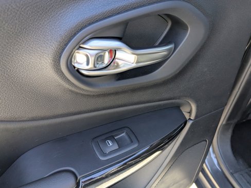 Certified 2023 Jeep Cherokee Altitude Lux image 26