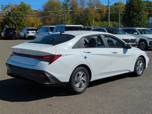 New 2025 Hyundai Elantra SE image 3