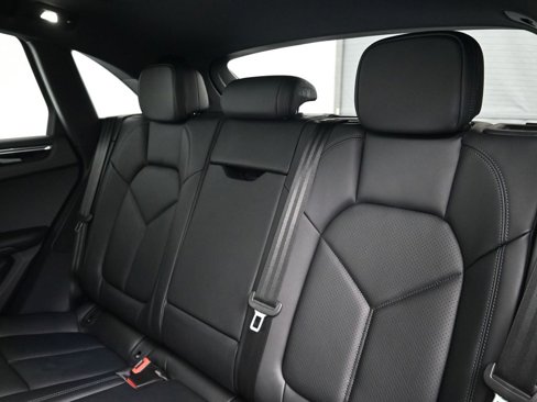 Used 2025 Porsche Macan image 6