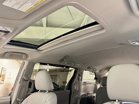 Used 2015 Toyota Sienna XLE image 17