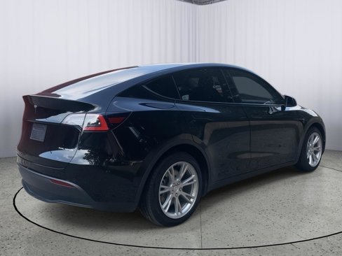 Used 2021 Tesla Model Y Long Range image 8