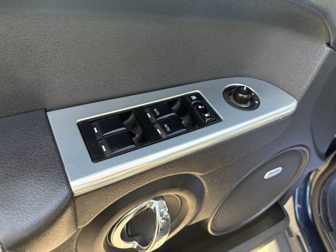 Used 2010 Jeep Commander Sport image 33