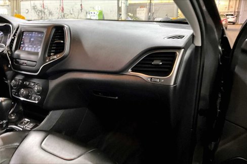 Used 2019 Jeep Cherokee Latitude Plus w/ Cold Weather Group image 18