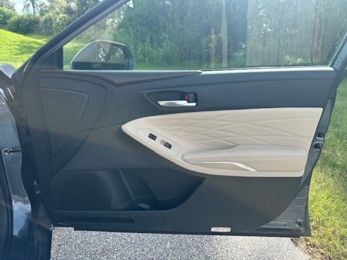 Used 2020 Toyota Avalon Limited image 10