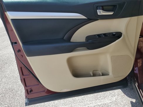 Used 2016 Toyota Highlander XLE image 28