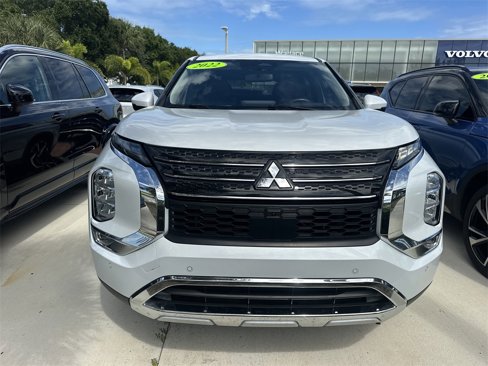 Used 2022 Mitsubishi Outlander SE image 2